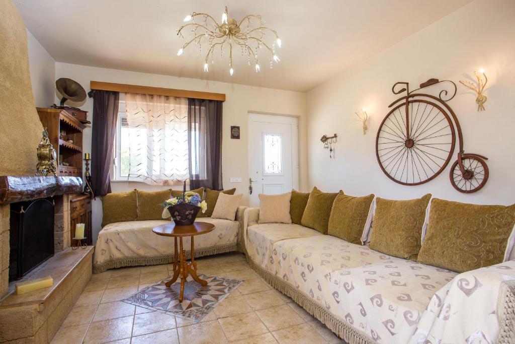 salon z kanapą i rowerem na ścianie w obiekcie Laylande House w mieście Theologos