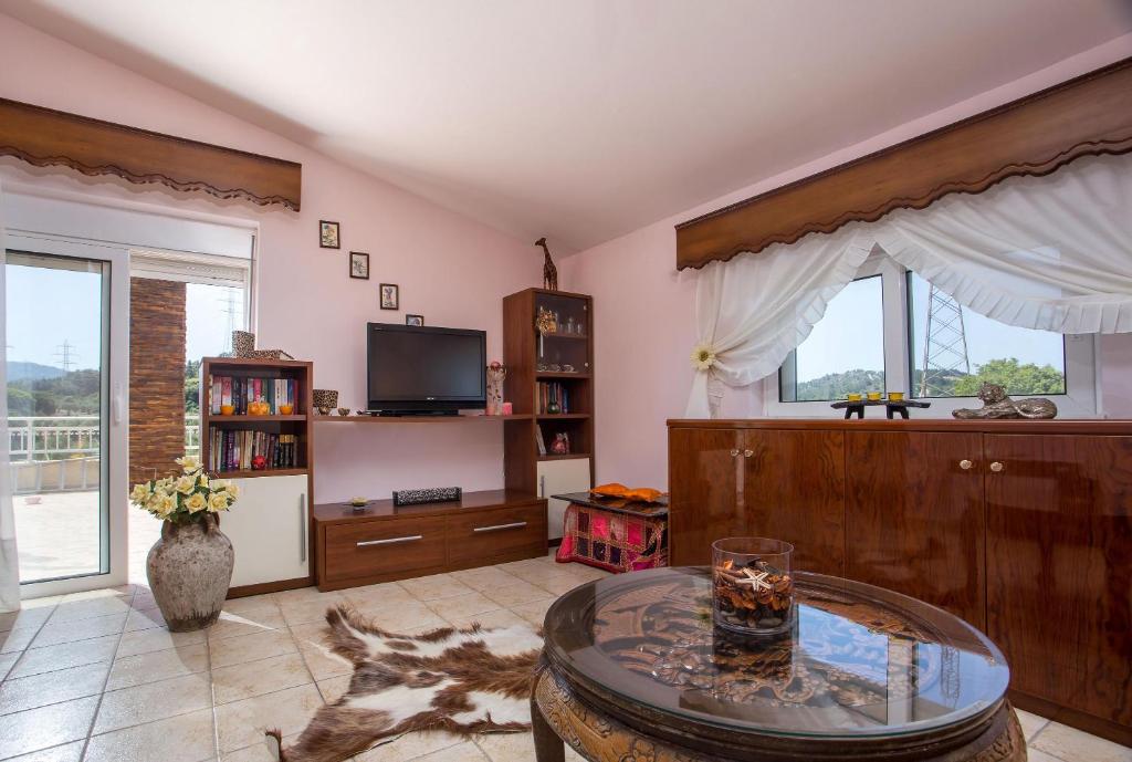 Telewizja i/lub zestaw kina domowego w obiekcie Laylande House