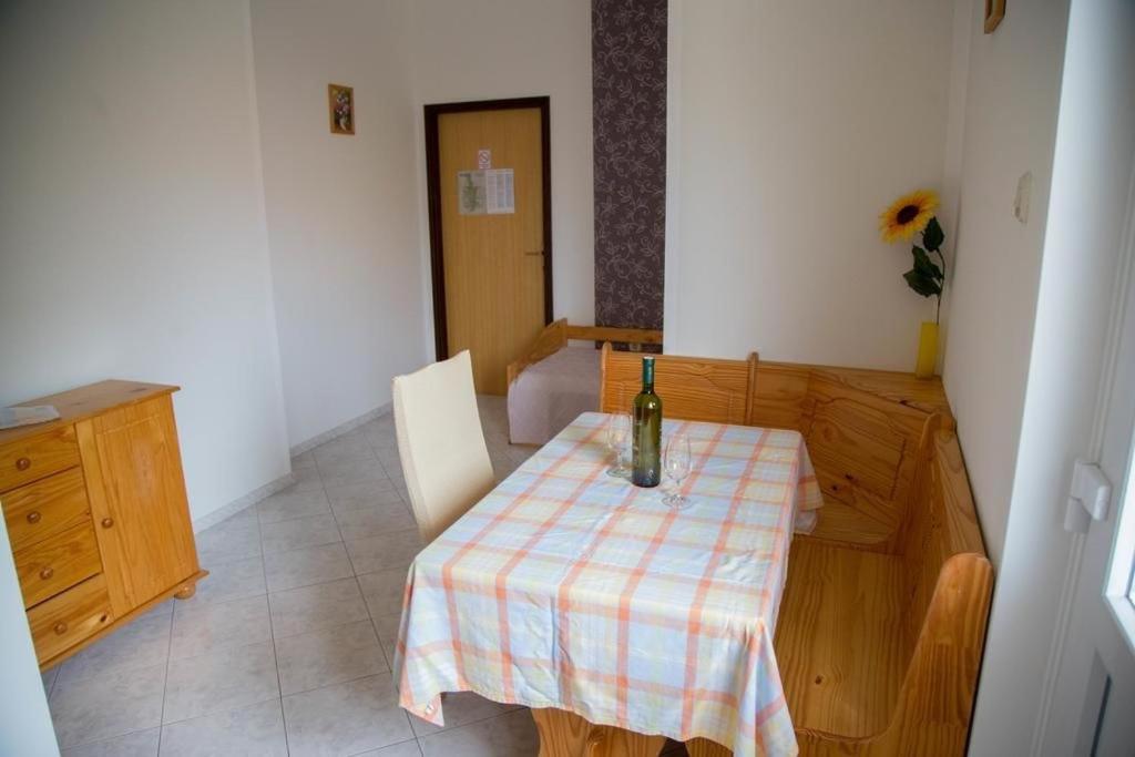 Cette chambre dispose d'une table et d'une bouteille de vin. dans l'établissement Apartment in Vodice with balcony, air conditioning, WiFi, washing machine (4266-1), à Vodice
