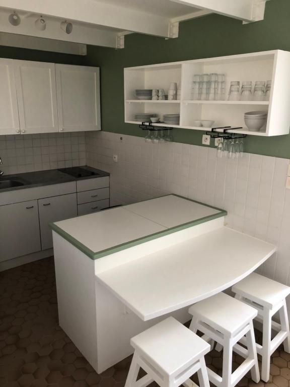 Kuchyň nebo kuchyňský kout v ubytování LA COLLINE DU LAGON