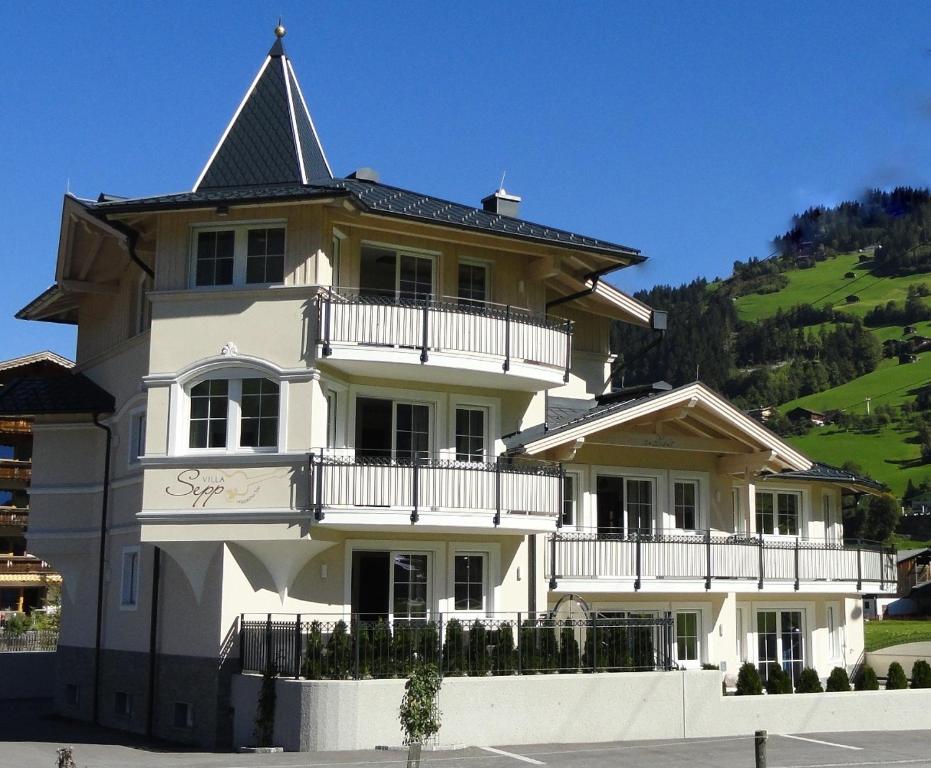 duży biały budynek z dachem w obiekcie Villa Sepp w mieście Ramsau im Zillertal