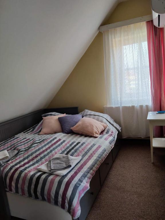 Postel nebo postele na pokoji v ubytování Klára-Háza Vendégház