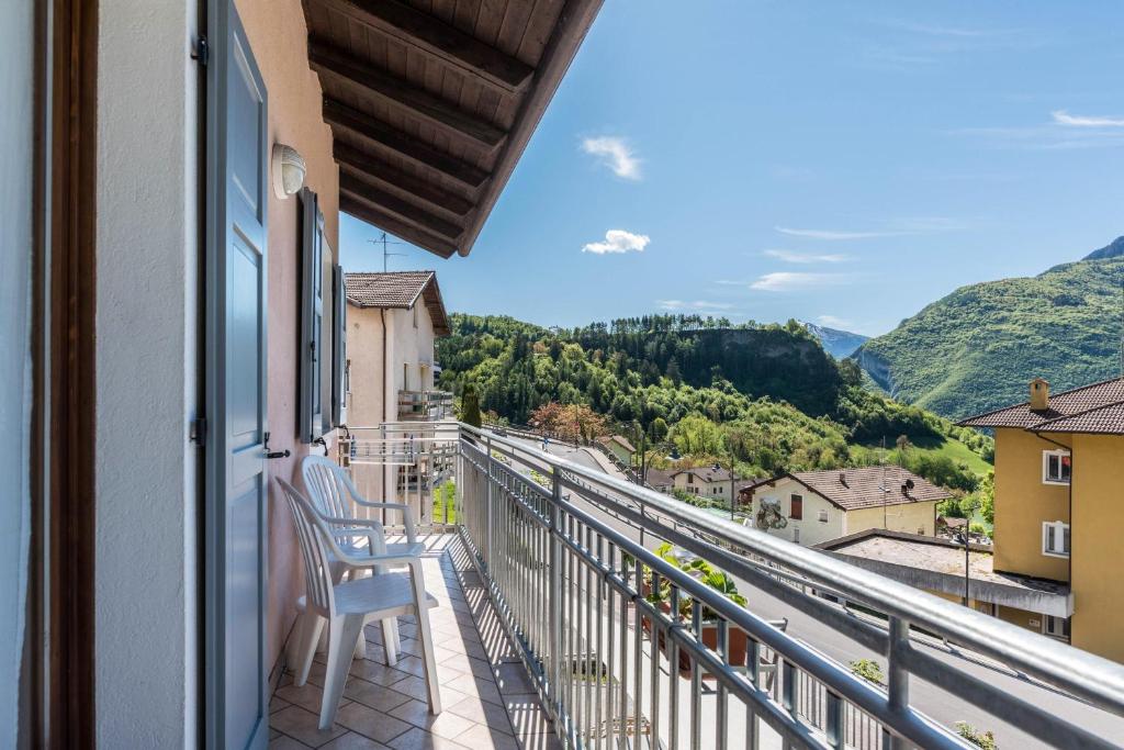 einen Balkon mit 2 Stühlen und Bergblick in der Unterkunft Ciclamino Standard Vittoria in Dorsino