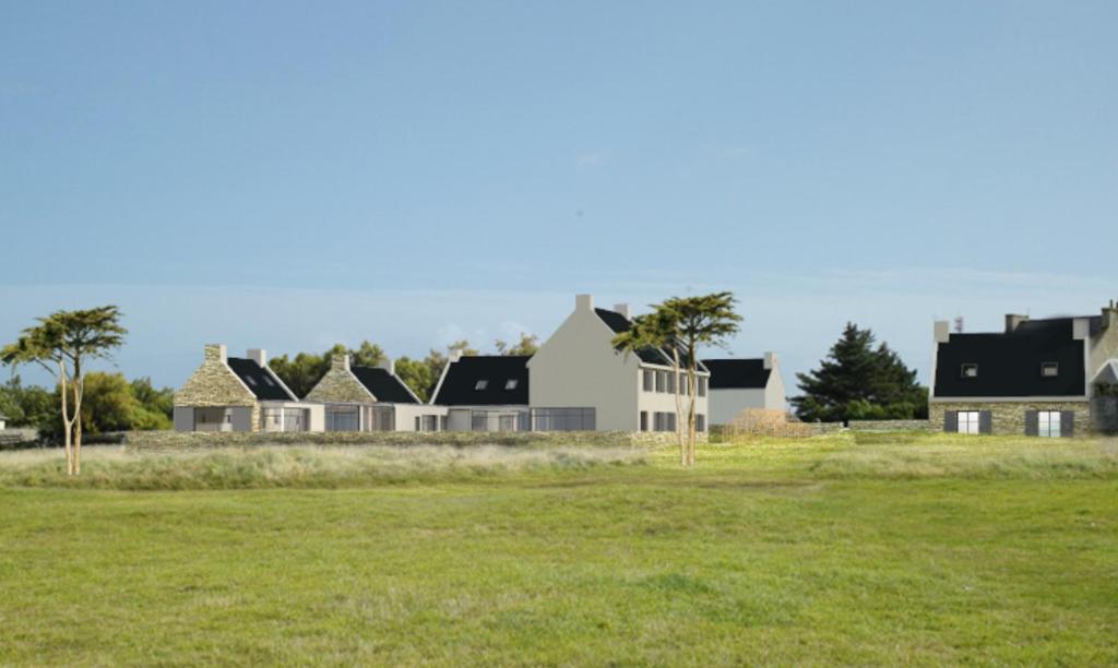 grupa domów na polu trawy w obiekcie Hôtel Sport & Spa, Ile d'Ouessant, The Originals Collection w mieście Lampaul