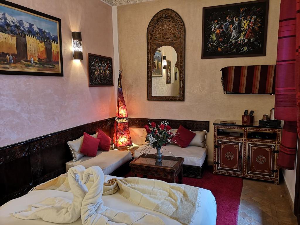 Postel nebo postele na pokoji v ubytování Riad Charme d'Orient Adults Only