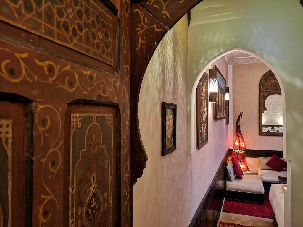 Postel nebo postele na pokoji v ubytování Riad Charme d'Orient Adults Only