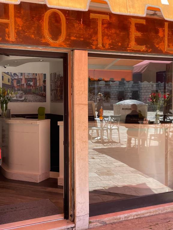 Un certificado, premio, cartel u otro documento en Hotel San Geremia