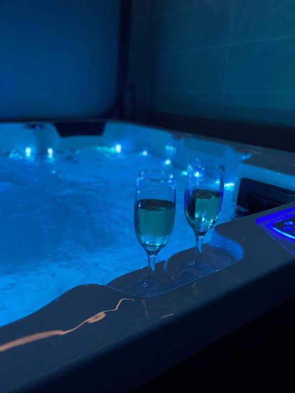 - deux verres de vin assis à côté de la piscine dans l'établissement Vue sur Cité - SPA, à Carcassonne