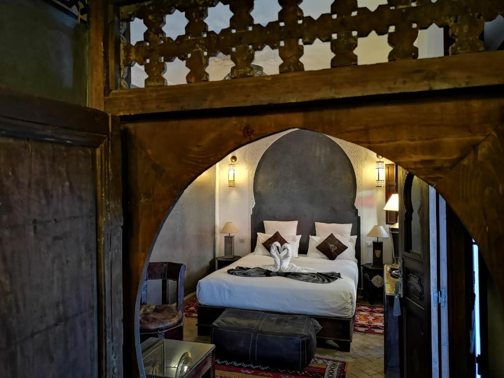 Postel nebo postele na pokoji v ubytování Riad Charme d'Orient Adults Only