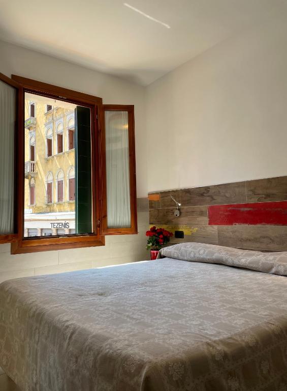Una cama o camas en una habitación de Hotel San Geremia