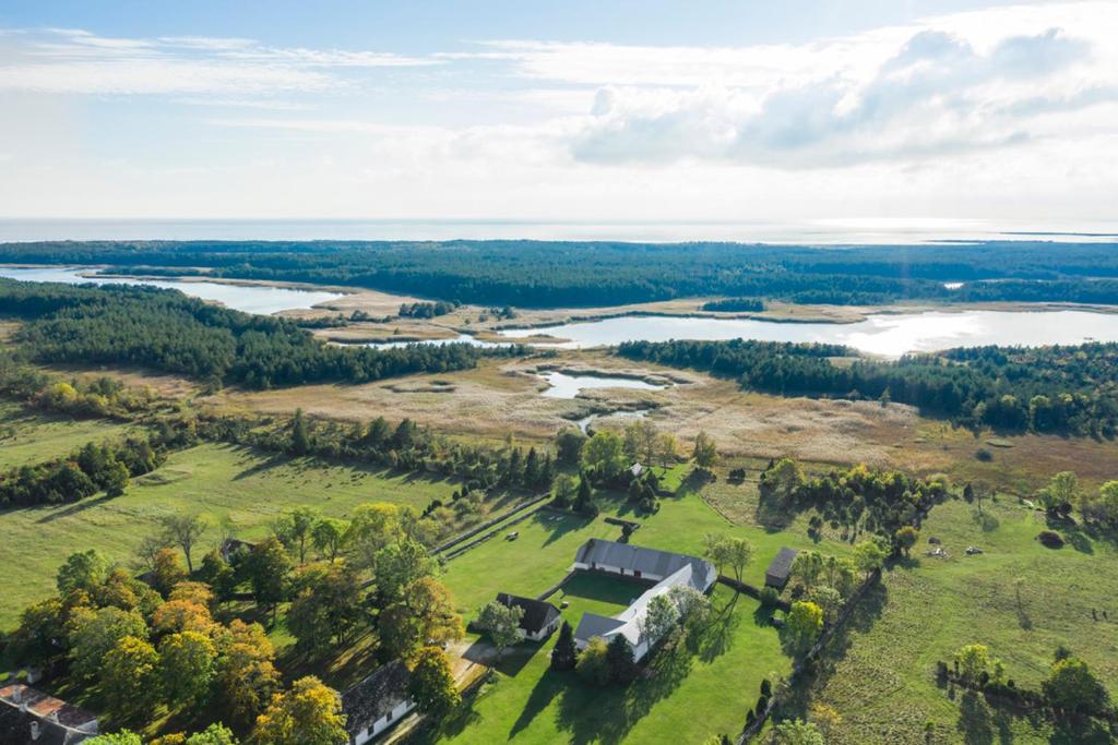 una vista aérea de una granja y un lago en Pilguse Residency en Jõgela