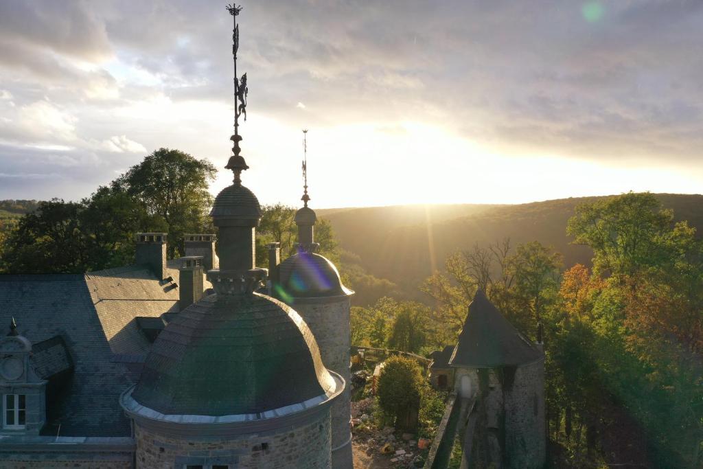 Východ nebo západ slunce při pohledu z hotelu nebo okolí