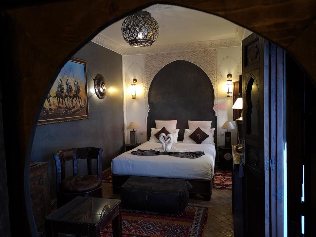 Postel nebo postele na pokoji v ubytování Riad Charme d'Orient Adults Only