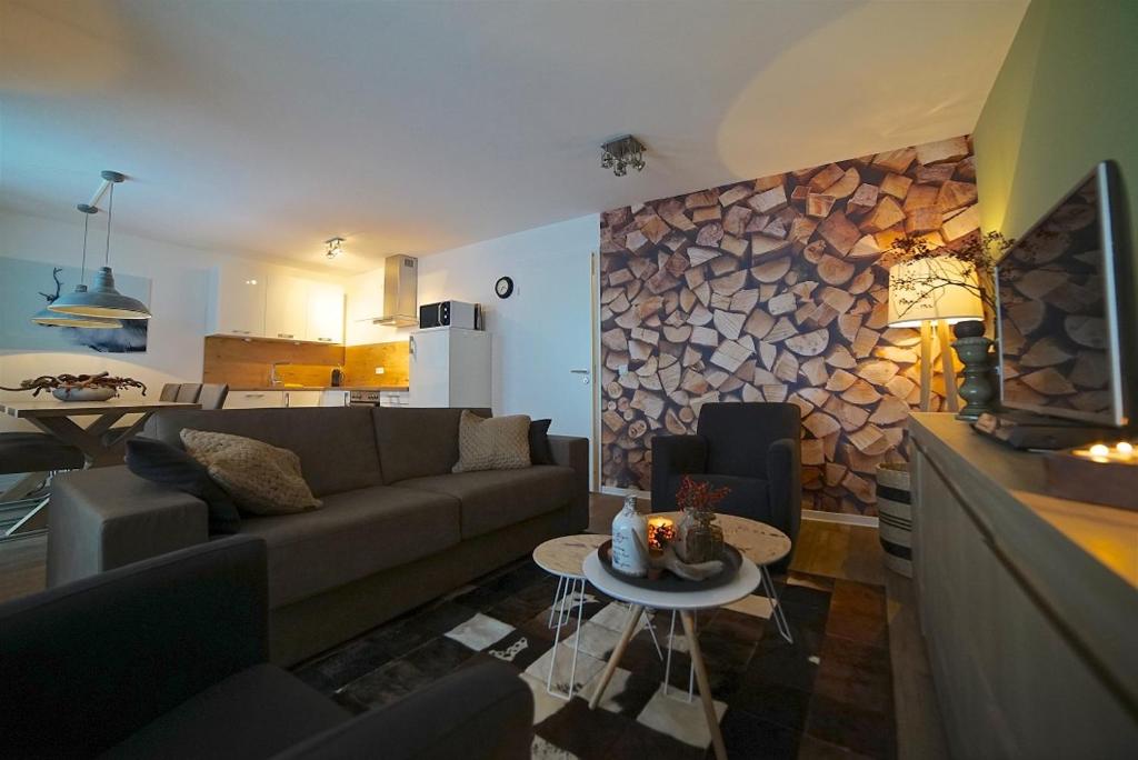 Appartement Am Postwiesen في وينتربرغ: غرفة معيشة مع أريكة ومدفأة