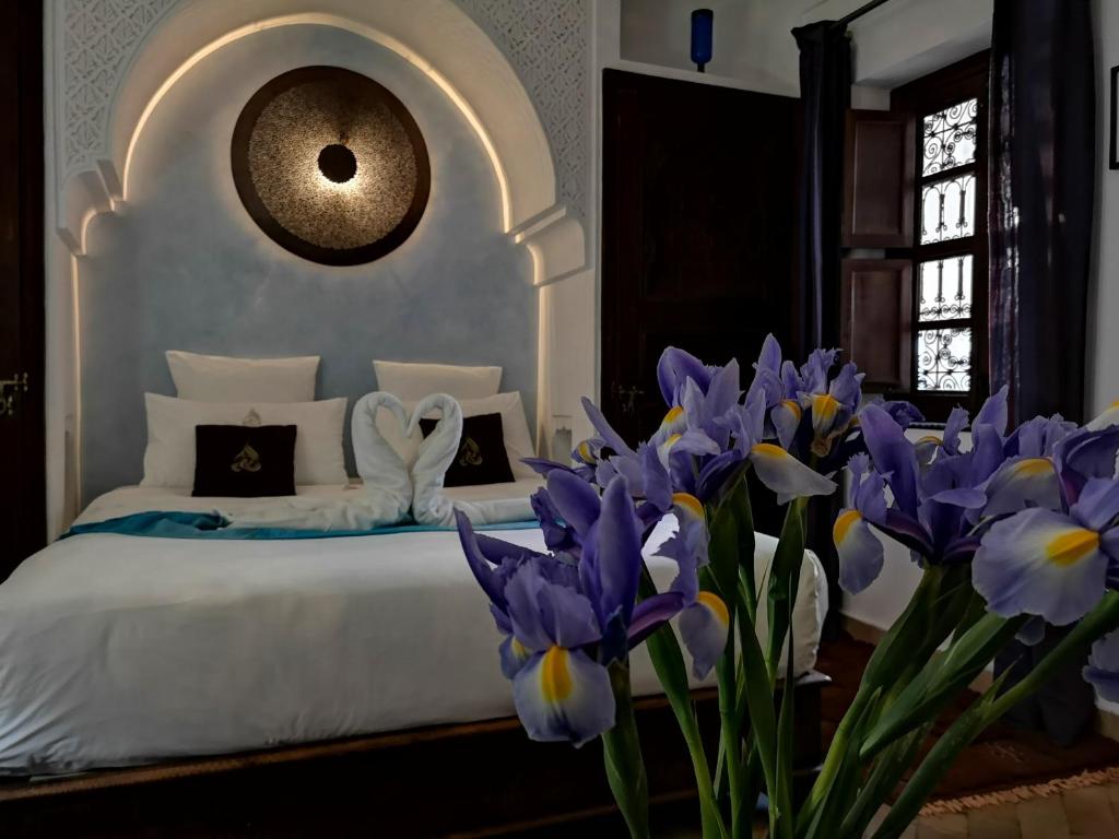 Postel nebo postele na pokoji v ubytování Riad Charme d'Orient Adults Only