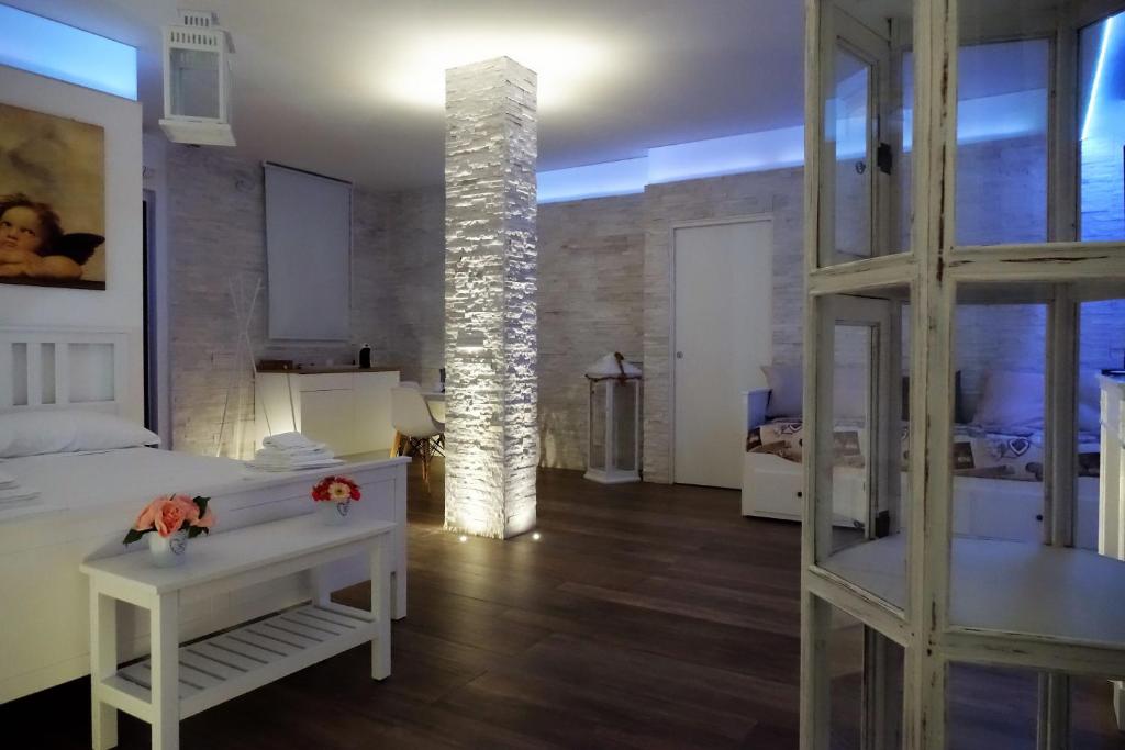 マテーラにあるLa Dolce Notteのベッドと梯子が備わる広い客室です。