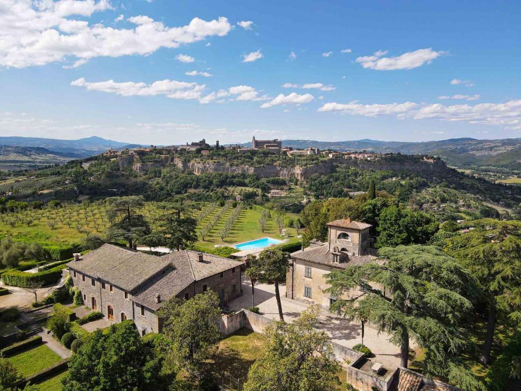 uma vista aérea de uma propriedade com uma mansão em Villa Monteporzano em Orvieto