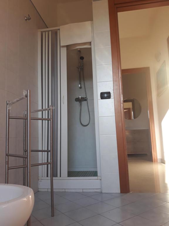 ポルト・チェザーレオにあるCasa Vacanza Porto Cesareoのバスルーム(シャワー、シンク、鏡付)