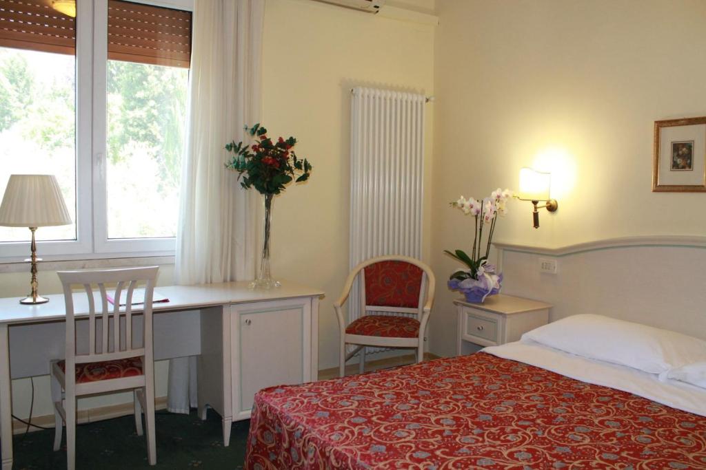 Postel nebo postele na pokoji v ubytování Hotel Monna Lisa