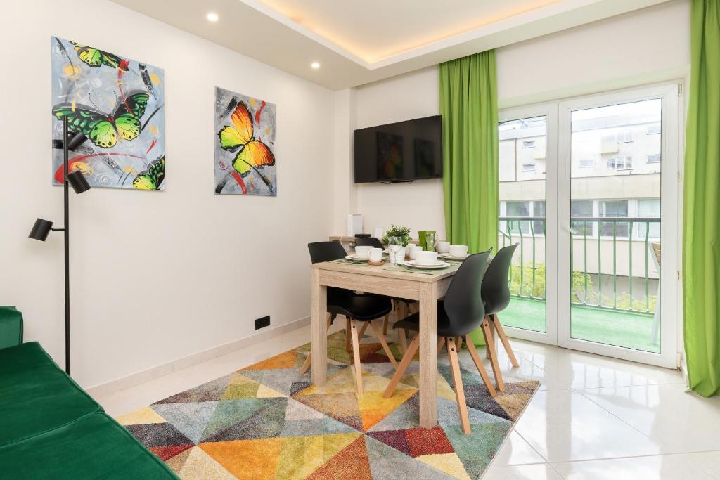 a dining room with a table and chairs at Apartament Zielony Sopot Karlikowo by Renters in Sopot