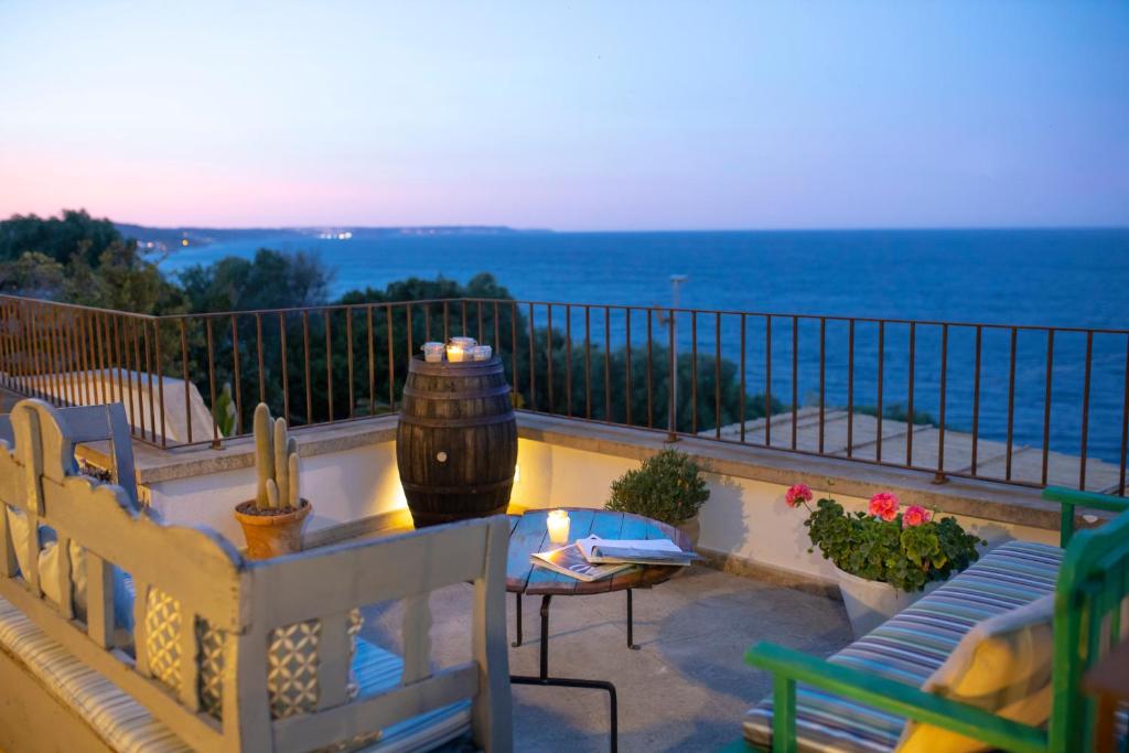balcone con tavolo, sedie e vista sull'oceano di Casa Vacanze De Vita - Amazing view on the coast - Suite with outdoor Jacuzzi a Marina Serra
