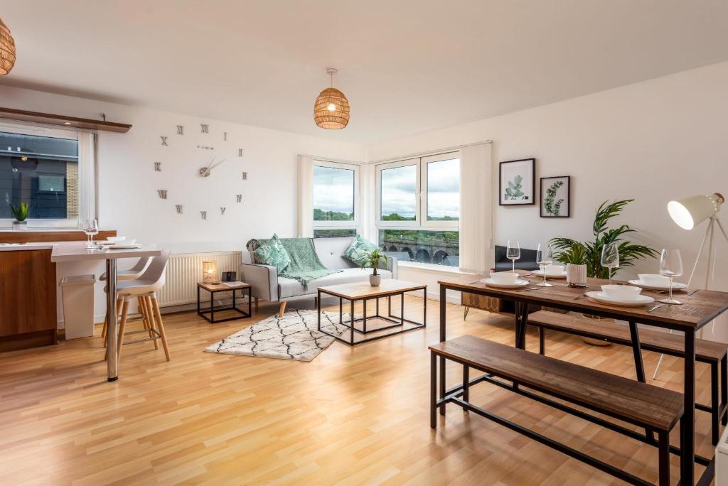 un soggiorno con tavolo e divano di Walker Suite No54 - Donnini Apartments a Kilmarnock