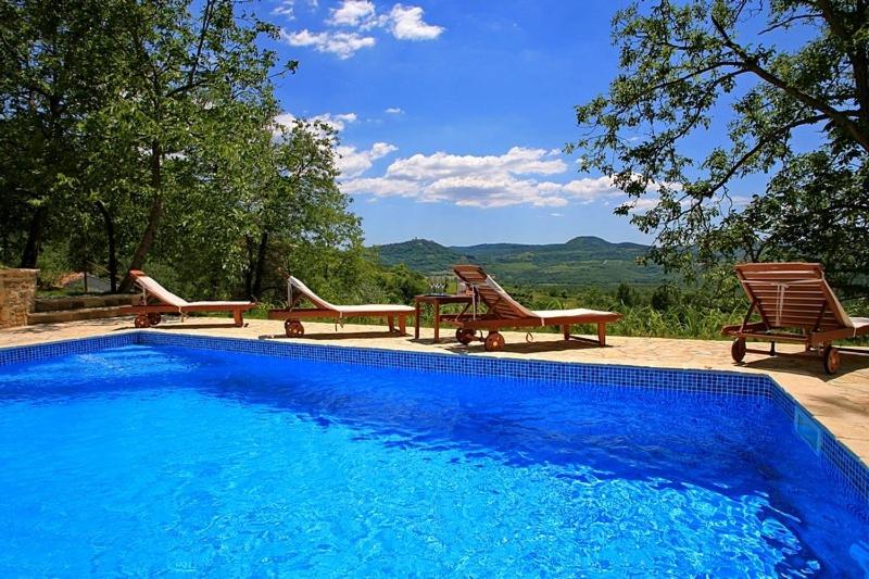 una piscina con sillas y vistas a las montañas en Villa Aurora, en Livade