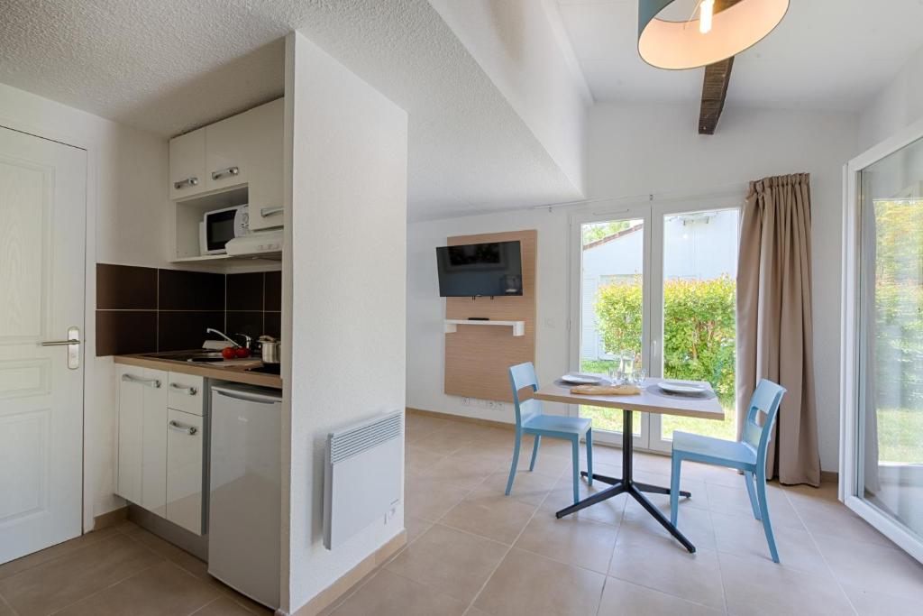 Kuchyň nebo kuchyňský kout v ubytování Comfort Aparthotel Mandelieu la Napoule Village