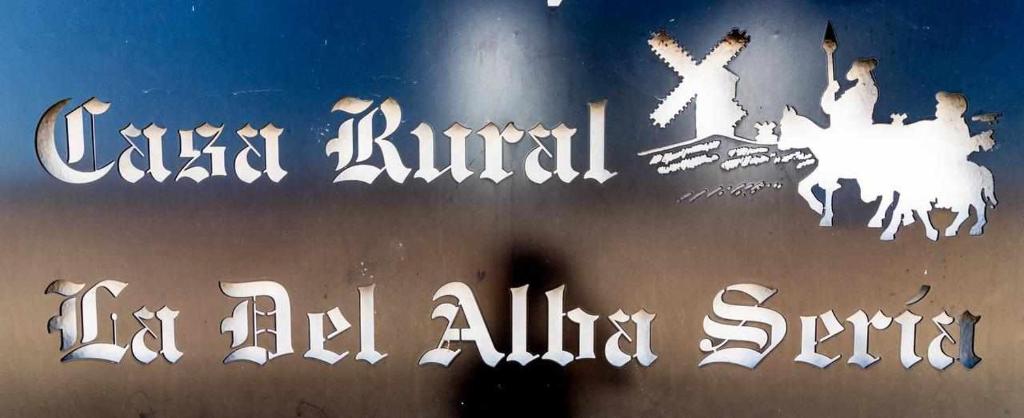 Un cartello che dice "Isola in araba street" di Casa Rural La del Alba Sería ad Argamasilla de Alba