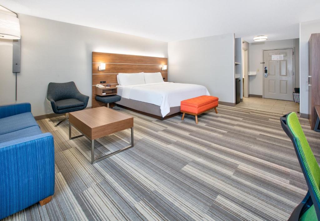 a hotel room with a bed and a couch at Holiday Inn Express - Hope by IHG in Hope