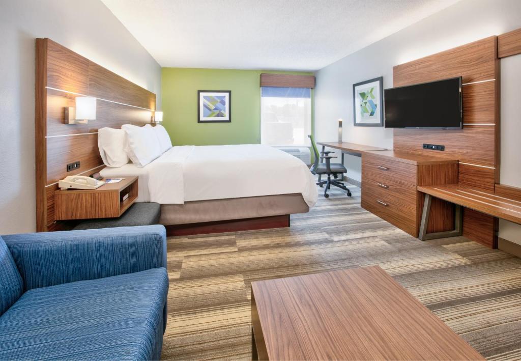 a hotel room with a bed and a desk at Holiday Inn Express - Hope by IHG in Hope