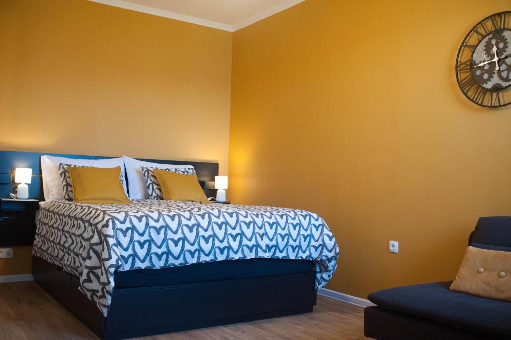 um quarto com uma cama com paredes azuis e amarelas em Kiwi Studio em Opatija