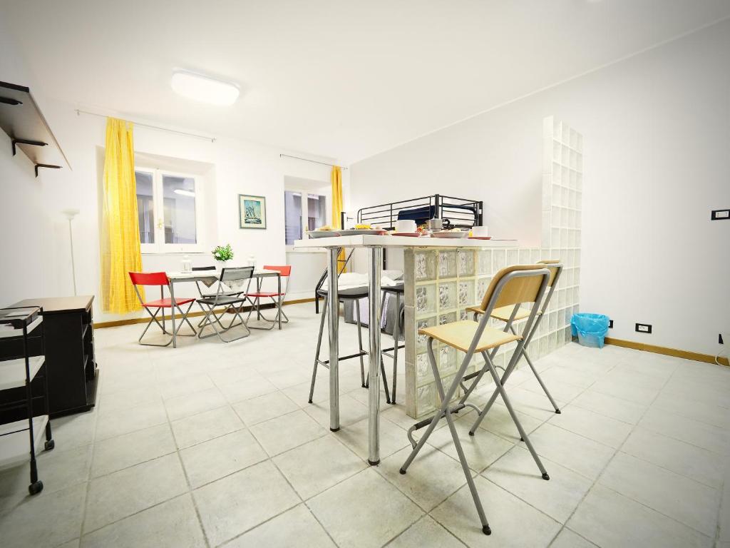 a kitchen with chairs and a table in a room at DIMORA SOTTORIPA DI FRONTE ALL ACQUARIO - GENOVABNB it in Genoa