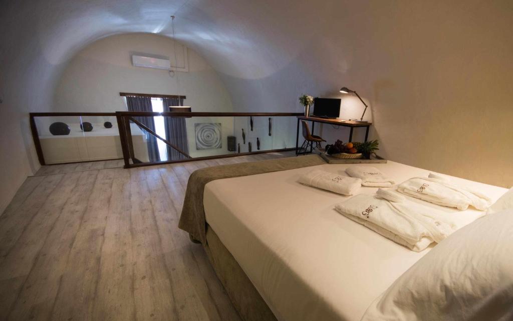 A bed or beds in a room at Silos19 Suites
