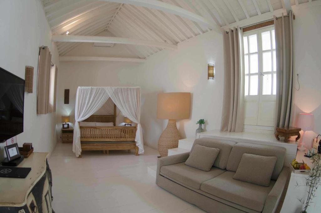 A seating area at Silos19 Suites
