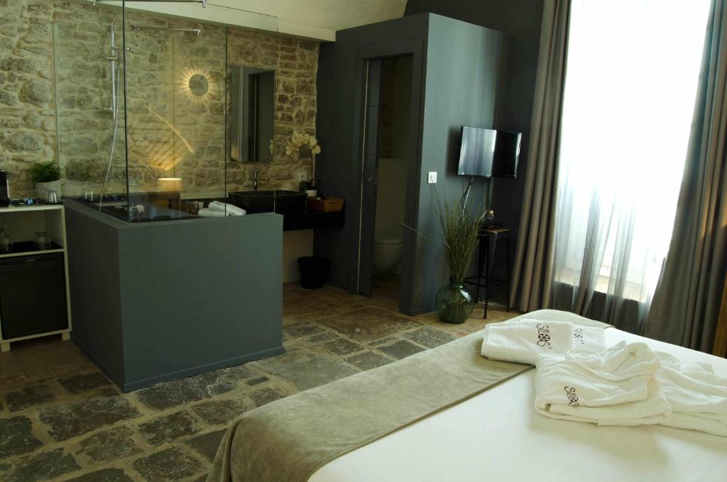A bed or beds in a room at Silos19 Suites
