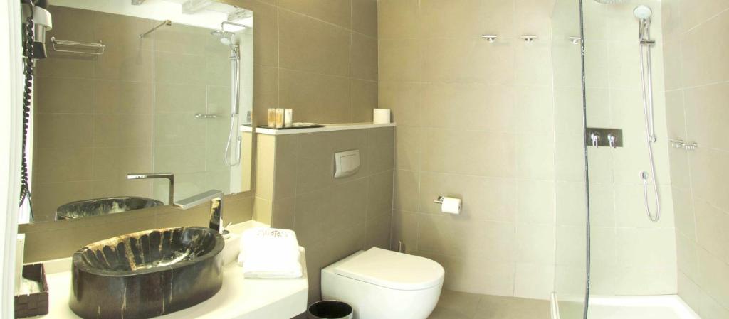 A bathroom at Silos19 Suites