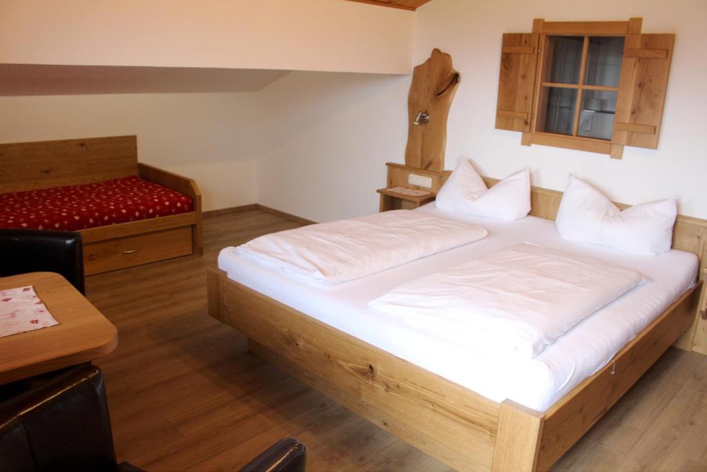 Postel nebo postele na pokoji v ubytování Gästehaus Baltram