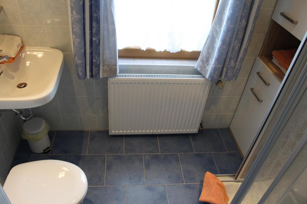 Koupelna v ubytování Gästehaus Baltram