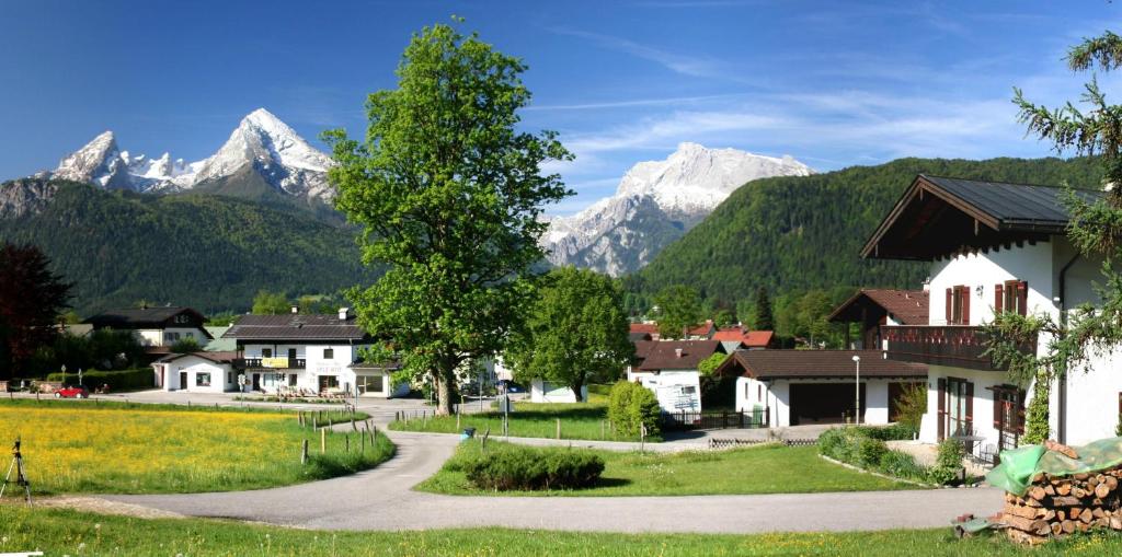 uma aldeia nas montanhas com uma estrada sinuosa em Ferienwohnungen Fendt em Bischofswiesen