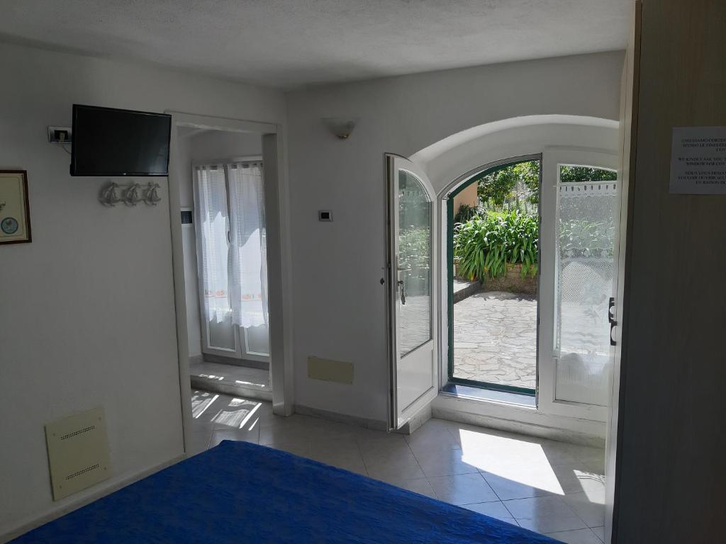 een slaapkamer met een bed en een groot raam bij Appartamento Il giardino in Levanto