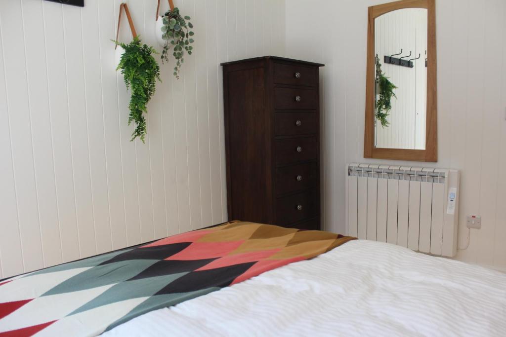 Postel nebo postele na pokoji v ubytování Macs Townhouse Dungarvan