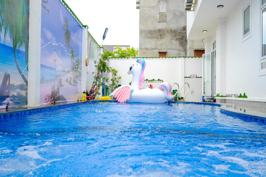 een zwembad met een eenhoorn in het midden van een gebouw bij Shiny Villa Vung Tau in Vung Tau