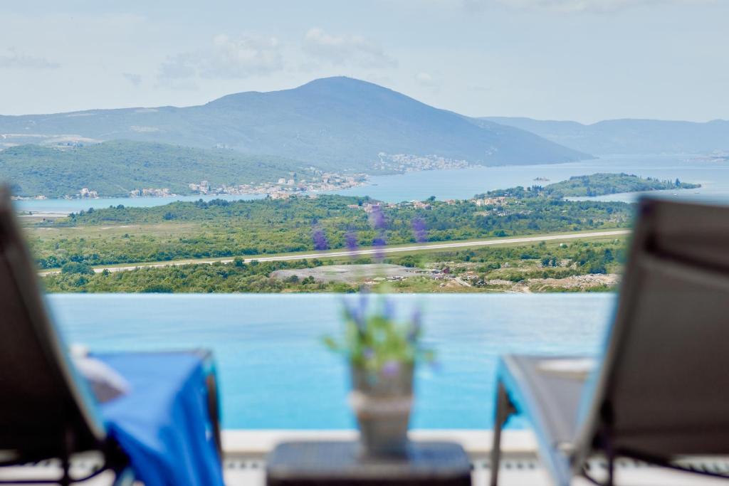 vista sul lago con tavolo e sedie di Apartment Kascelan a Kotor (Cattaro)