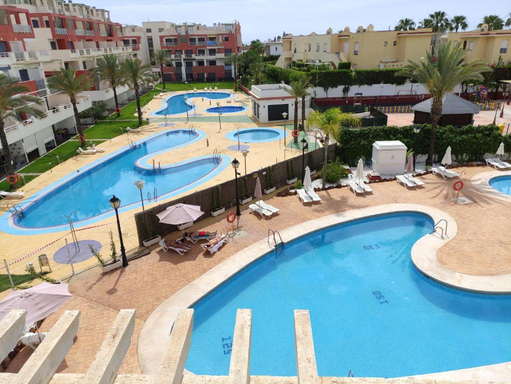 eine Aussicht auf einen Pool in einem Resort in der Unterkunft Dumar Puerto Rey in Vera