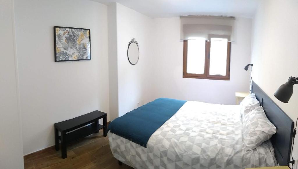 リバデセリャにあるApartamento Sebreñu 2のベッドと窓のある白い寝室