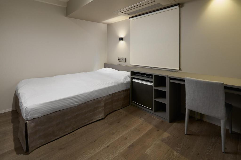 Tempat tidur dalam kamar di Shinjuku City Hotel N.U.T.S Tokyo