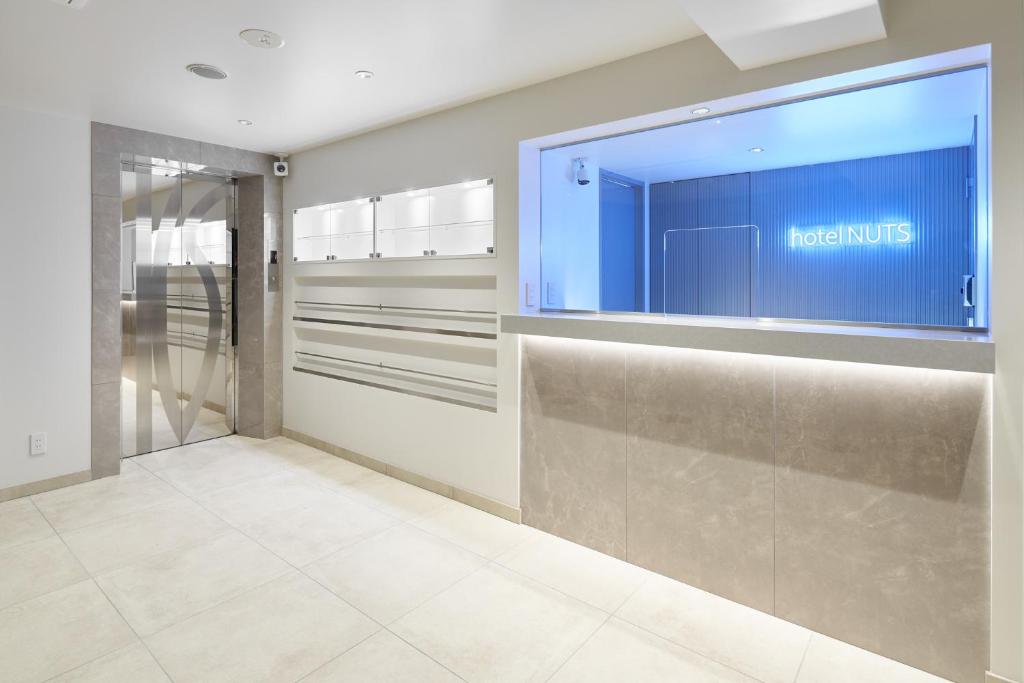 Tempat tidur dalam kamar di Shinjuku City Hotel N.U.T.S Tokyo