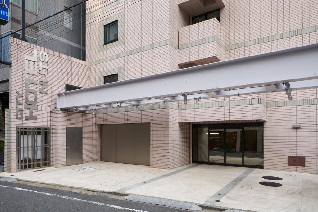 Tampak depan atau pintu masuk Shinjuku City Hotel N.U.T.S Tokyo