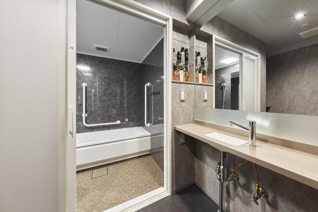 Kamar mandi di Shinjuku City Hotel N.U.T.S Tokyo